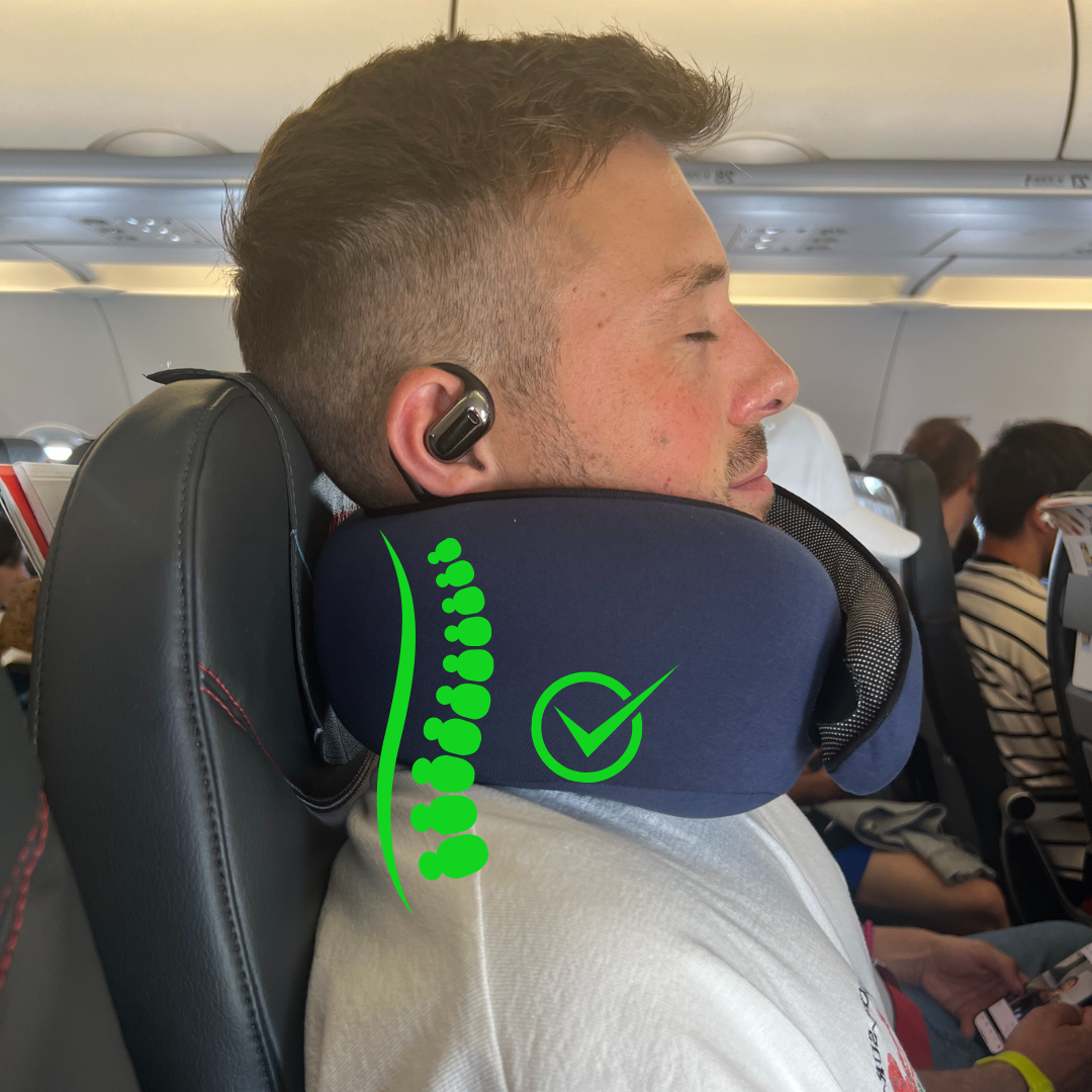 Mann im Flugzeug mit dem Dreamjoys Nappy Reisekissen – ergonomisches Nackenhörnchen mit Memory Foam und verstellbarem Klettverschluss