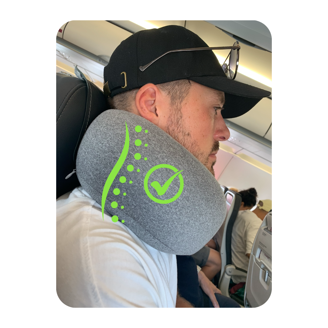 Mann im Flugzeug mit dem Dreamjoys Nappy Reisekissen – ergonomisches Nackenhörnchen mit Memory Foam und verstellbarem Klettverschluss